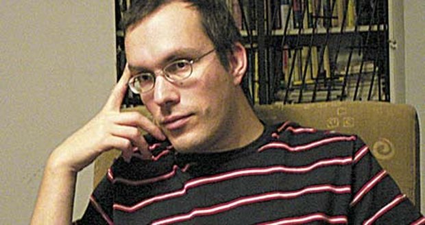 Jirka Kadleček jel na
stříbřitém kole, na sobě
měl khaki kalhoty, na nohou
světle šedé boty