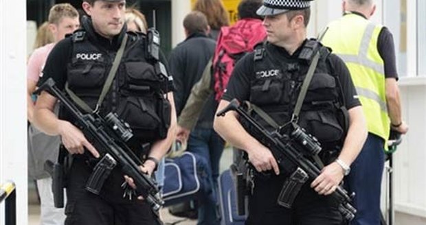 Ozbrojená policie na skotském letišti v Glasgow