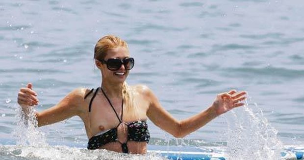 Paris Hilton a její zlobivé plavky...