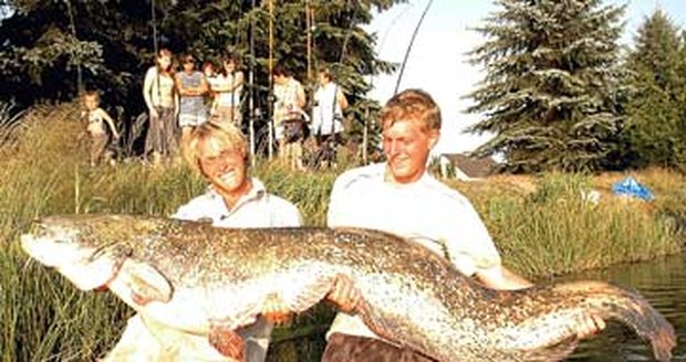 Jakub (vlevo) s Martinem mohou přijímat gratulace. Dvoumetrová ryba si to přímo žádá.