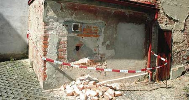 Policisté natáhli kolem bývalého prasečího chlívku bíločervenou pásku