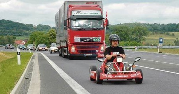 I když má motokára čtyři kola,
v technickém průkazu je uvedena
jako motocykl. Ministerstvo se
s policií pře, s jakým řidičákem
na ní můžete jezdit