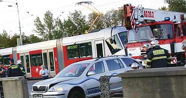 Ani hasiči, ani policisté nemohli
pochopit, jak se řidičce (30) podařilo
kolmo najet do mostu