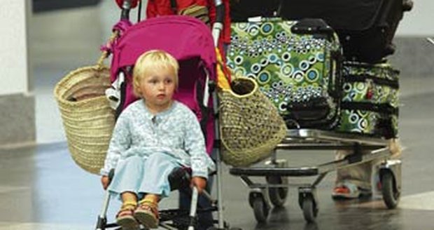 Ivana Jirešová přijela z dovolené s maminkou Alenou a dcerou Sofií bez přítele Viktora Dyka, který se do letadla nedostal