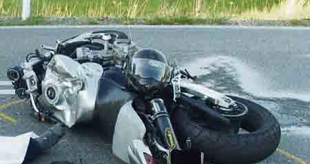 Motorkář se snažil brzdit. Střetu s traktorem už ale nešlo zabránit.