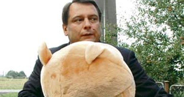 Předseda ČSSD nepřijel s prázdnou...