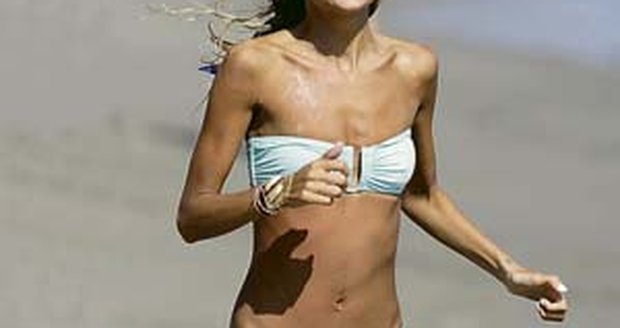 Srpen 2006 - Tímto příšerným zjevem šokovala Nicole Richie vloni na plážích v Malibu