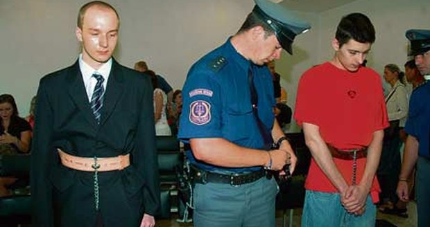 Vrazi při vynesení rozsudku klopili oči