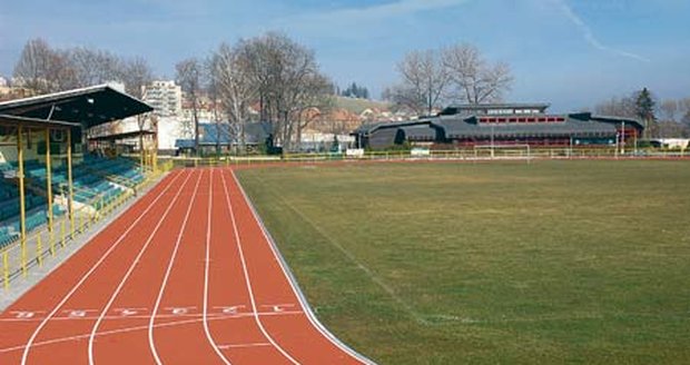 Moderní sportovní areál v Prachaticích. Na tyto pozemky si dělá Pezoldová nárok