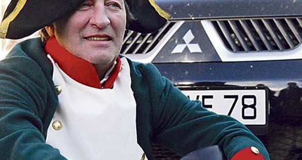 Bolek Polívka si stěžoval, že Napoleonova uniforma v horkých dnech strašně kouše