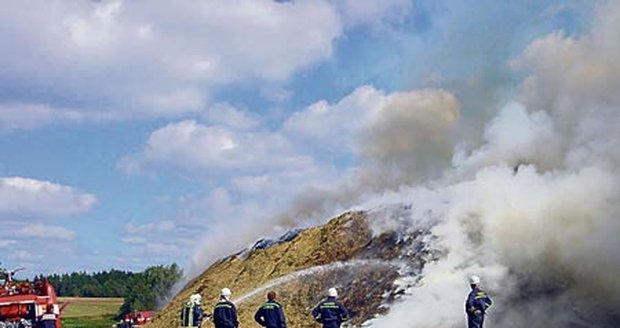 Hasiči hlídají, aby se oheň nerozšířil do okolí
