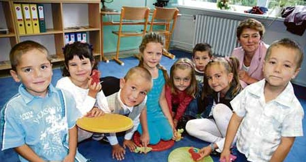 Zleva–Michal Berky (6), Markéta Lapčíková (6), Jan Borovička (6), Bety Nešporová (6), Agáta Doležalová (5), Vilém Vaňhara (6), Romy Králová, Vojta Hornáček (6) a třídní učitelka Ivana Štěpánová
