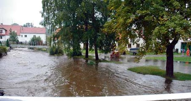 Říčka Černá se včera odpoledne vylila z břehů
