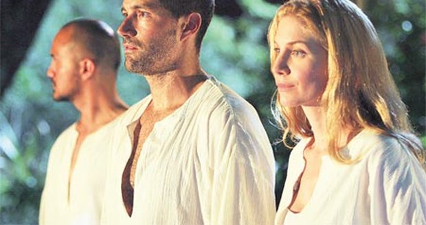 Matthew Fox (uprostřed) si měl původně Jacka Shepharda zahrát jen v několika prvních dílech. Nakonec se z něj ale stala jedna
z hlavních postav a nejinak je tomu i v právě vysílané třetí řadě.