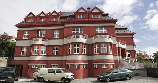 Rekonstrukce zdevastovaného objektu přišla na 45 milionů korun. Pořizovací cena mohla být podle znalců nemovitostí okolo 20 milionů