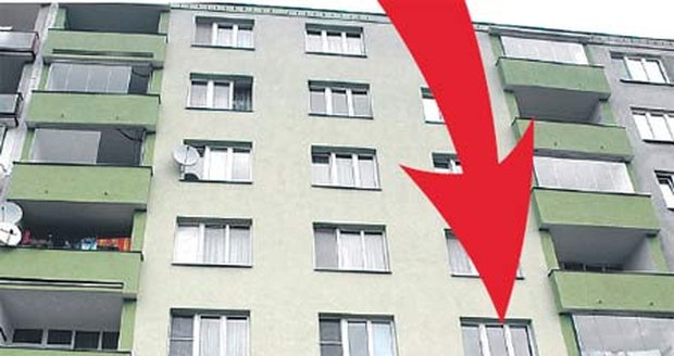 Dům ve Dvořákově ulici č. 663, kde vypukla noční hádka. Za těmito okny ve 3. patře došlo k tragédii.

