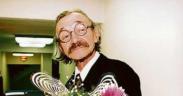 Josef Kemr na archivním snímku z roku 1994, kdy převzal cenu Thálie za celoživotní mistrovství