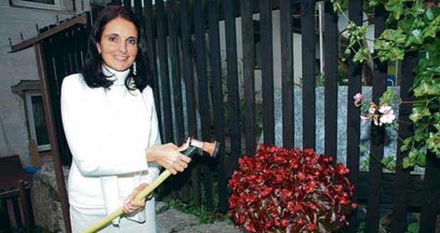 Iveta na své zahrádce, kde se hodně nabrečela