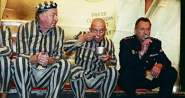 Lábusovi a Čtvrtníčkovi naservíroval plukovník Gruber (vpravo) pravé vězeňské fazole. ´Ale vězňové už nejedí z ešusů, ale z talířů,´ vysvětlil