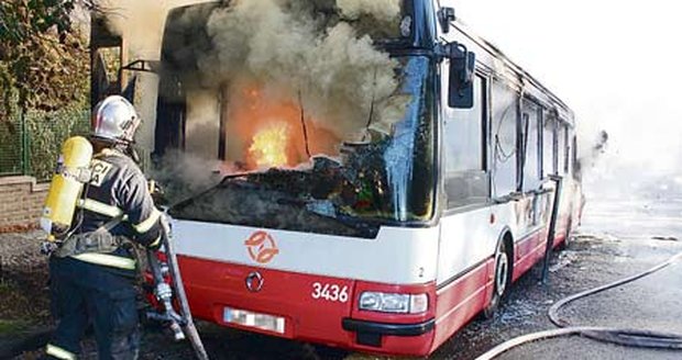 Autobus, který shořel v neděli, byl starý jen tři roky