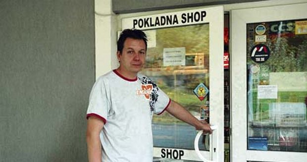 Prodavač Josef Karlák se bojí dalších lupičů