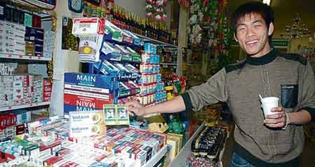 Vietnamský prodavač má stánek plný léků