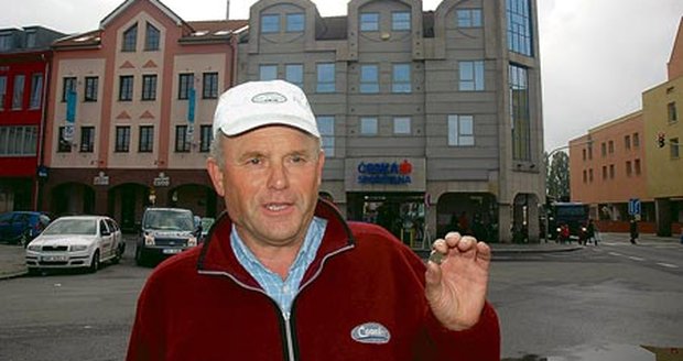 Jiří Zedník ukazuje svůj příspěvek Paroubkovi