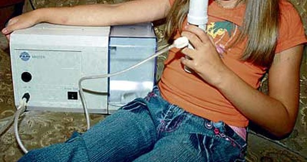 Melanie (7) musí třikrát denně inhalovat
