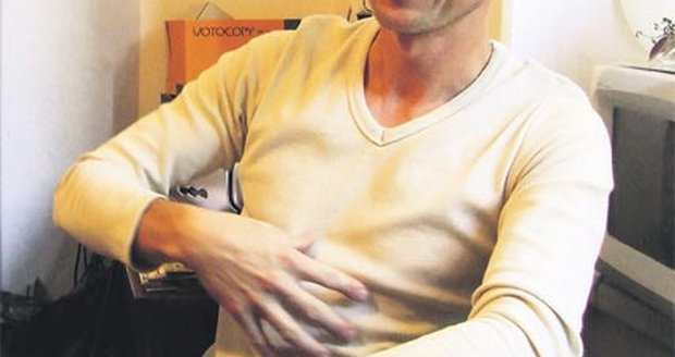 Tomáš Vymazal (39) ukazuje, kam ho výboje zasáhly