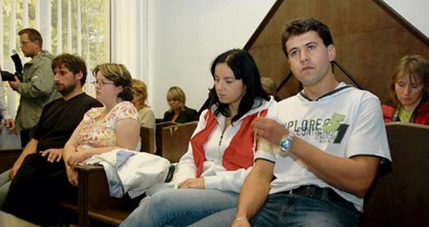 Zleva Jan a Jaroslava Čermákovi,
Jaroslava Trojanová a Libor Broža včera vyslechli rozsudek