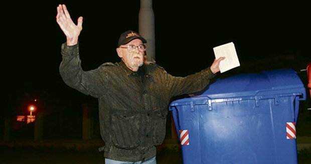 Okradený Lubomír Lipský sice v plnovousu vypadá mladší, ale to mu auto nevrátí