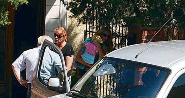 5. 8. 2007 - ´Oldo, přiraž to auto
až ke garáži,´ zavelela Ivana a fotografové mohli zachytit jen Charlottiny nožičky. Vlevo Ivanina matka a řidič.