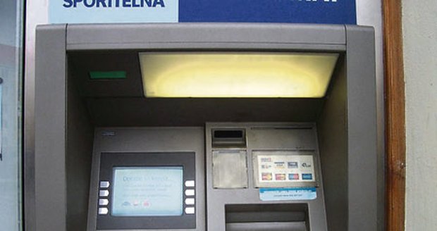 Na čelní panel bankomatu nasadí pachatelé falešný kryt.