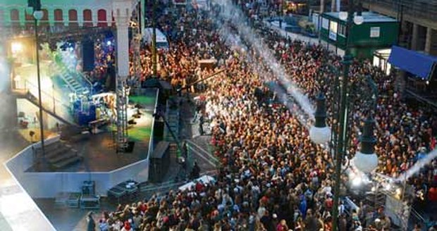 Před Palladiem vyrostlo také obrovské pódium