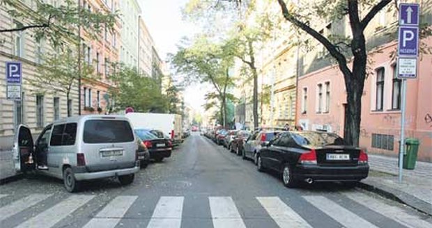 V Budečské ulici na Vinohradech zatím značení rezidenčního státní chybí