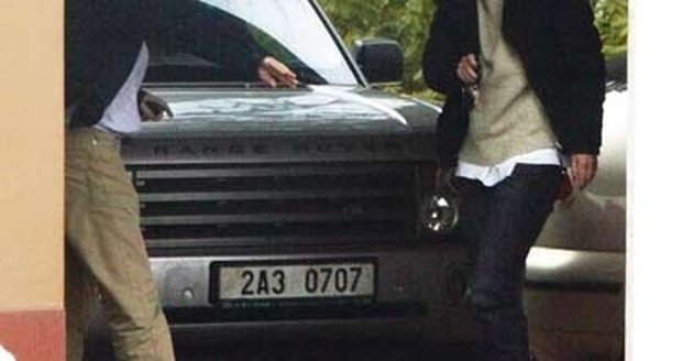 Jevany, leden 2007 - Range Rover v době po Svobodově smrti. Před vozem Vendula Svobodová a Janis Sidovský.