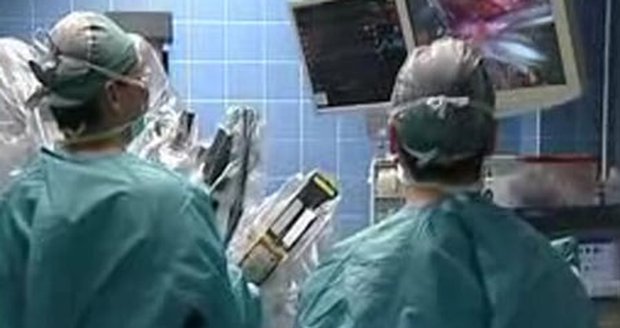 Roboti vtrhli do českých nemocnic S robotem se i složité operace dají zvládnout hravě
