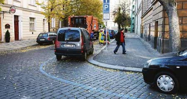 Parkování na rohu ulic Na Kozačce a Čermákova není v tomto případě žádný problém, pokud ovšem máte máte kartu