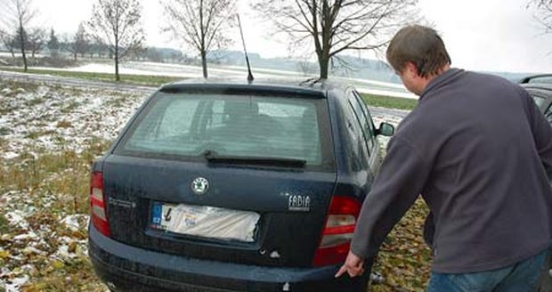 Pan Honza ukazuje díry po kulkách