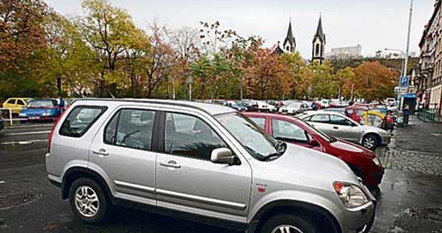 V Peckově ulici, která je neustále nacpaná, nemají momentálně místní šanci zaparkovat