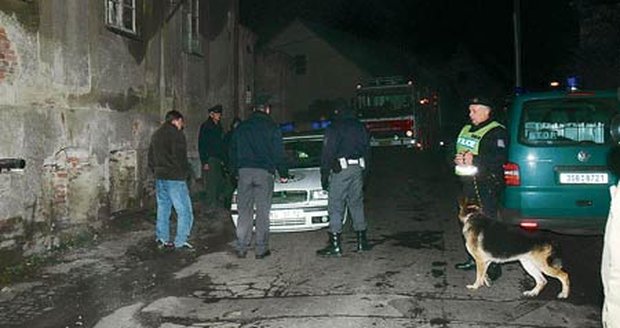 Vražda se stala v budově bývalé lesní správy. Zahraniční dělníci zde bydlí načerno.
