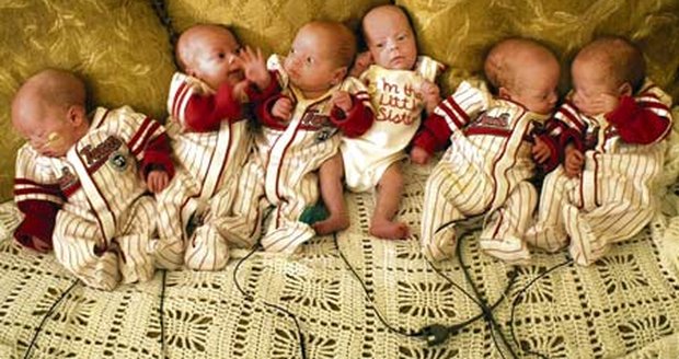 Šestinásobné nadělení. Zleva Charlie Craig, Jackson Robert, Brady Christopher, jediná holčička MacKenzie Margaret, Eli Benjamin a Ryan Patrick