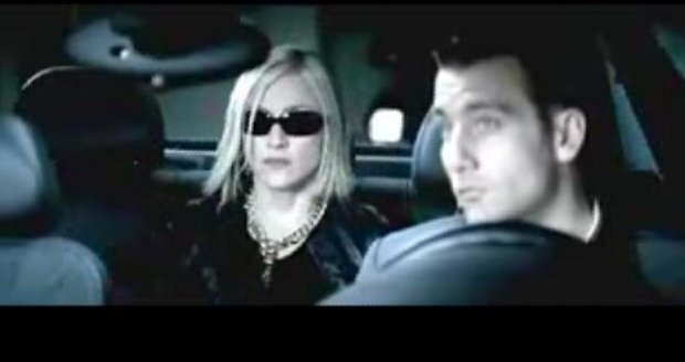 Madonna a Clive Owen se snaží, ale hlavní hvězdou tohoto filmu je BMW