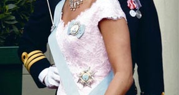 Madeleine by se ráda vdávala, ale musí počkat. Jako první se totiž může vdát její starší sestra Victoria, která je korunní princeznou.