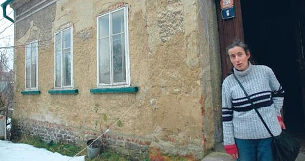 Eva Bušovská (42) před svým domem