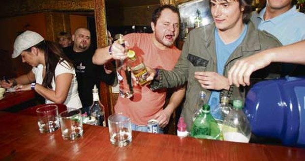 Milan (vlevo) a Dominik vzali alkoholové orgie do svých rukou