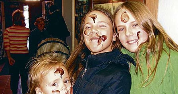 Zleva Cora Elizabeth Pytlíčková (1,5), její sestra Andrea a kamarádka Anna Marie Mečířová se čokolády nemohly nasytit