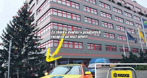Za těmito dveřmi v prostorách recepce se muž střelil