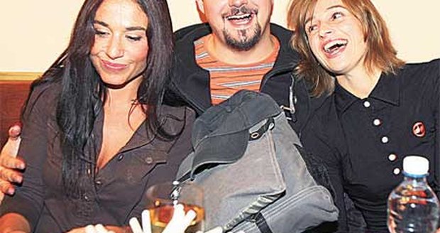 Ivana s Míšou v objetí s kolegou z Kalichu Henrichem Šiškou