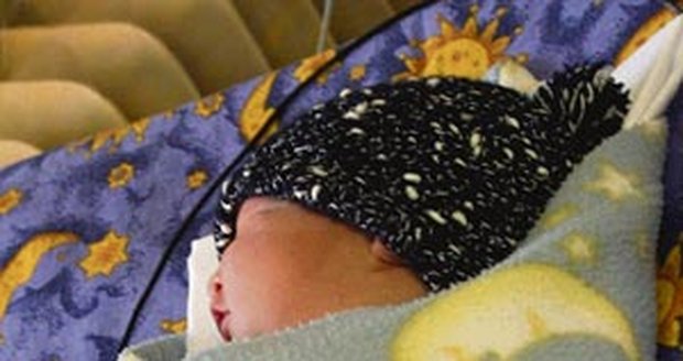 V nemocnici ho místo matky zahřívá kulíšek a hvězdná deka